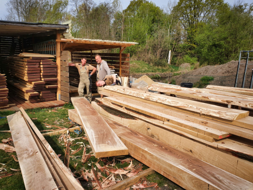 Ein Badwaschbecken wirkt erst wirklich durch einen schönen Waschtisch.