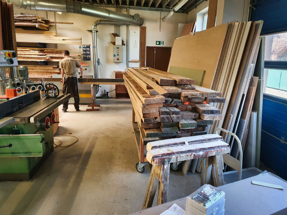 Bild einer schönen Dachterasse mit schöner Holzmaserung.